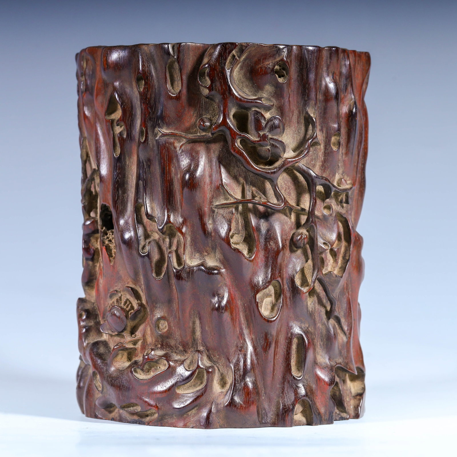 A rosewood pen holder from the Qing Dynasty (1 of 9)