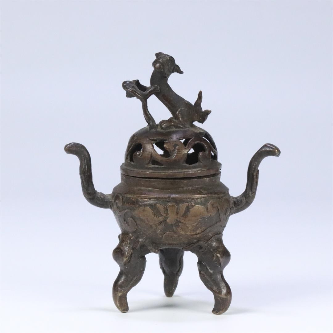 A copper three-legged amphora button stove from the Qing Dynasty (1 of 9)