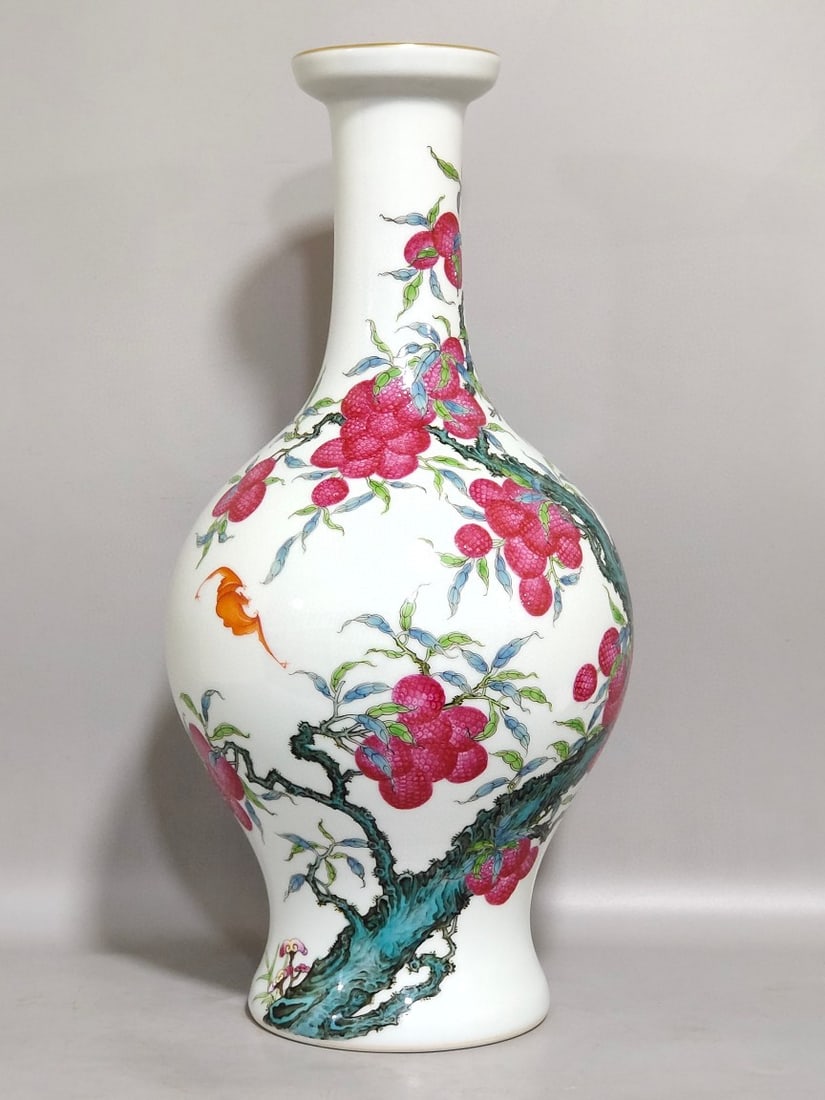A lychee olive bottle from the Qing Dynasty (1 of 8)