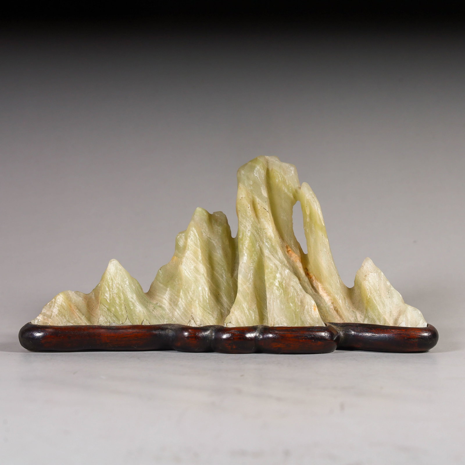 A Shoushan stone mountain-shaped pen holder from the Qing Dynasty: The Shoushan stone mountain-shaped pen holder of the Qing Dynasty SIZE: H:9.5cm L: 20cm W:5cm W:477.3g (The Dimensions Of All Batches Are Manually Measured.If You Need More Detailed Information, Pleas
