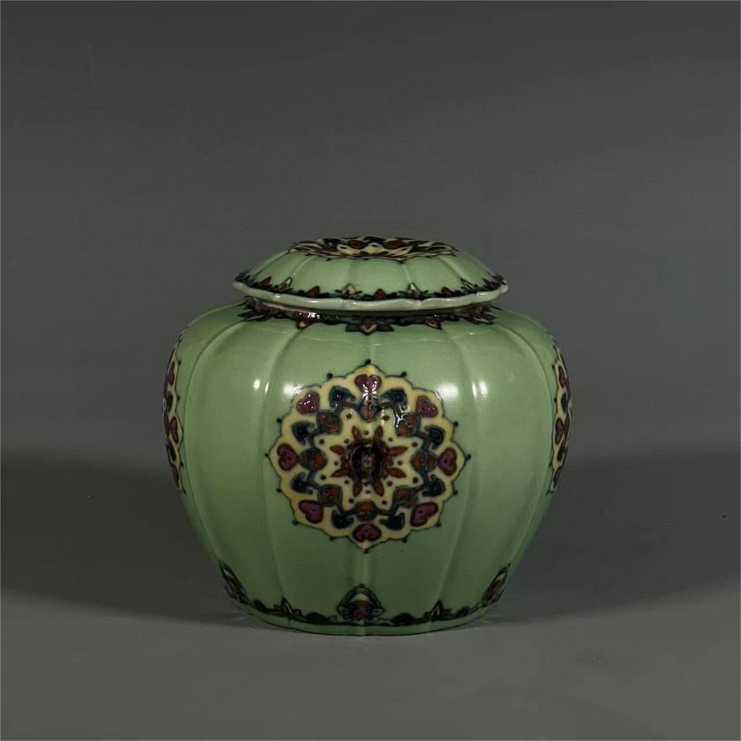 A beautiful Baoyun Pavilion tea jar: Exquisite Baoyun Pavilion tea jar Size:H:11.8cm Calibre:7.2cm Bottom:8.8cm (The Dimensions Of All Batches Are Manually Measured.If You Need More Detailed Information, Please Contact Our Customer Servi