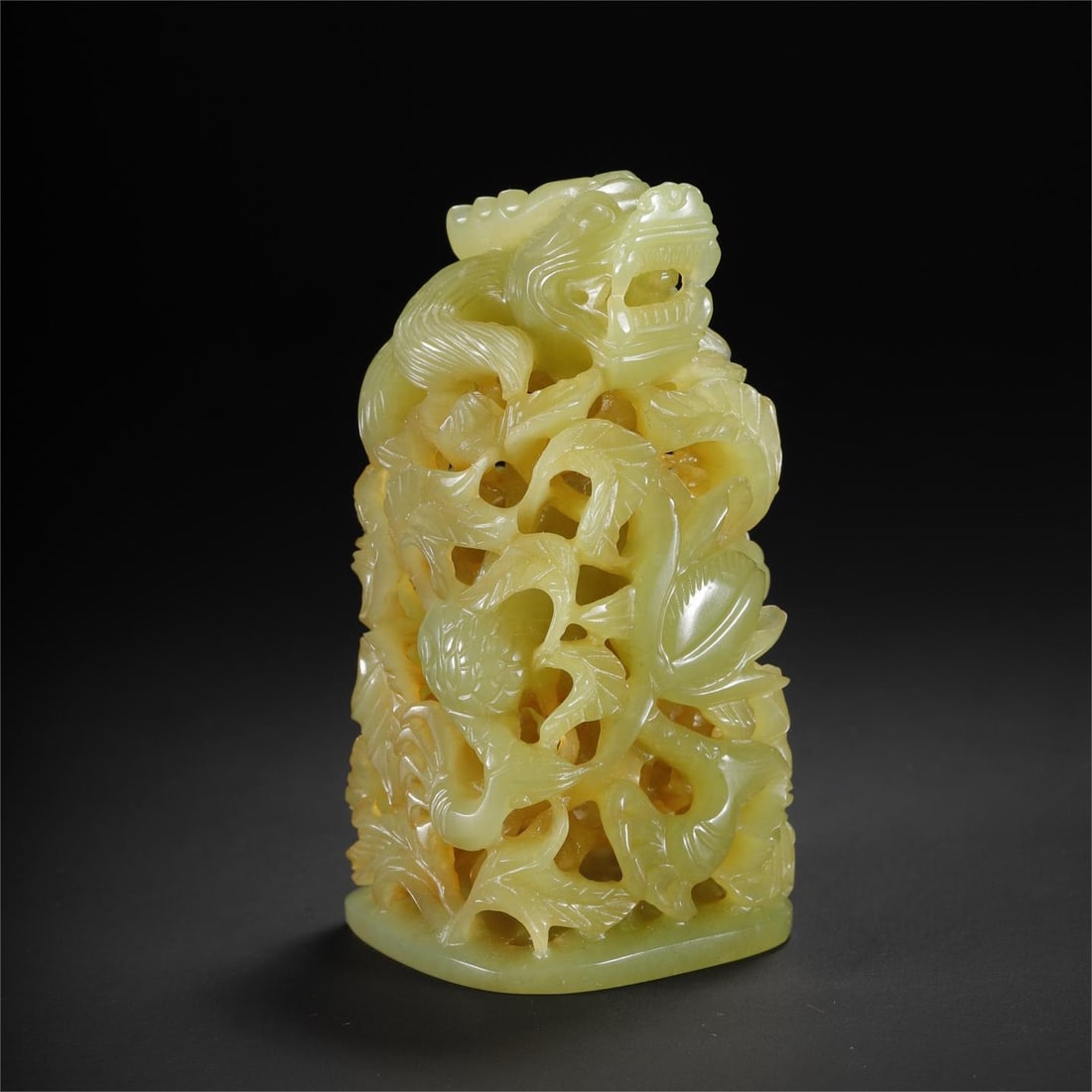 A beautiful Hetian topaz dragon pattern stove top: Exquisite Hetian topaz dragon pattern stove top Size:L:9.0cm W:4.6cm H:4.5cm W:0.169kg (The Dimensions Of All Batches Are Manually Measured.If You Need More Detailed Information, Please Contact Our