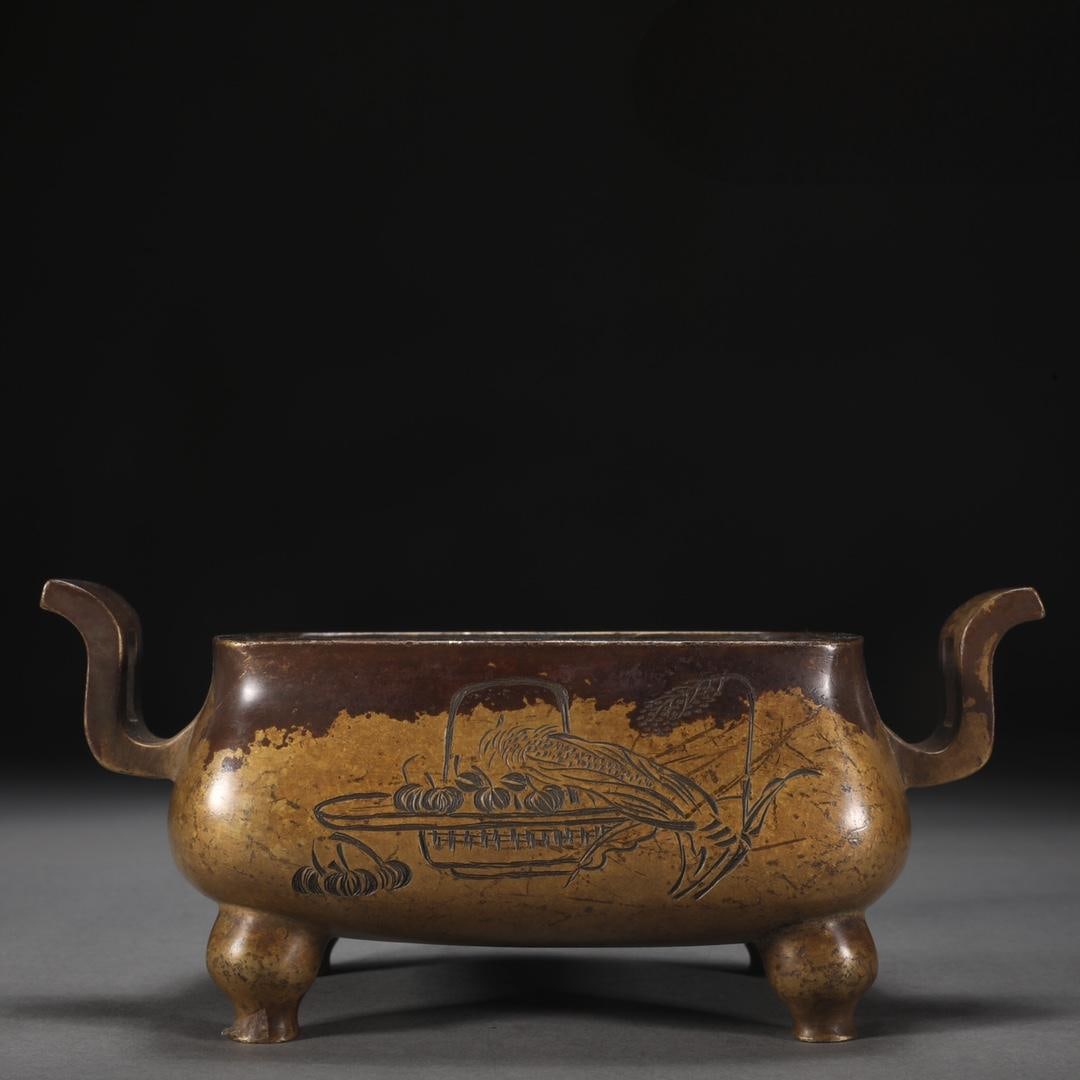 A precision-cast copper tire of the Ming Dynasty towards the crown ear furnace: The precision-cast copper tire of the Ming Dynasty is the crown ear furnace Size:H:8cm Calibre:12.5x9.3cm Belly diameter:13.8x11cm W:1.35kg (The Dimensions Of All Batches Are Manually Measured.If You 