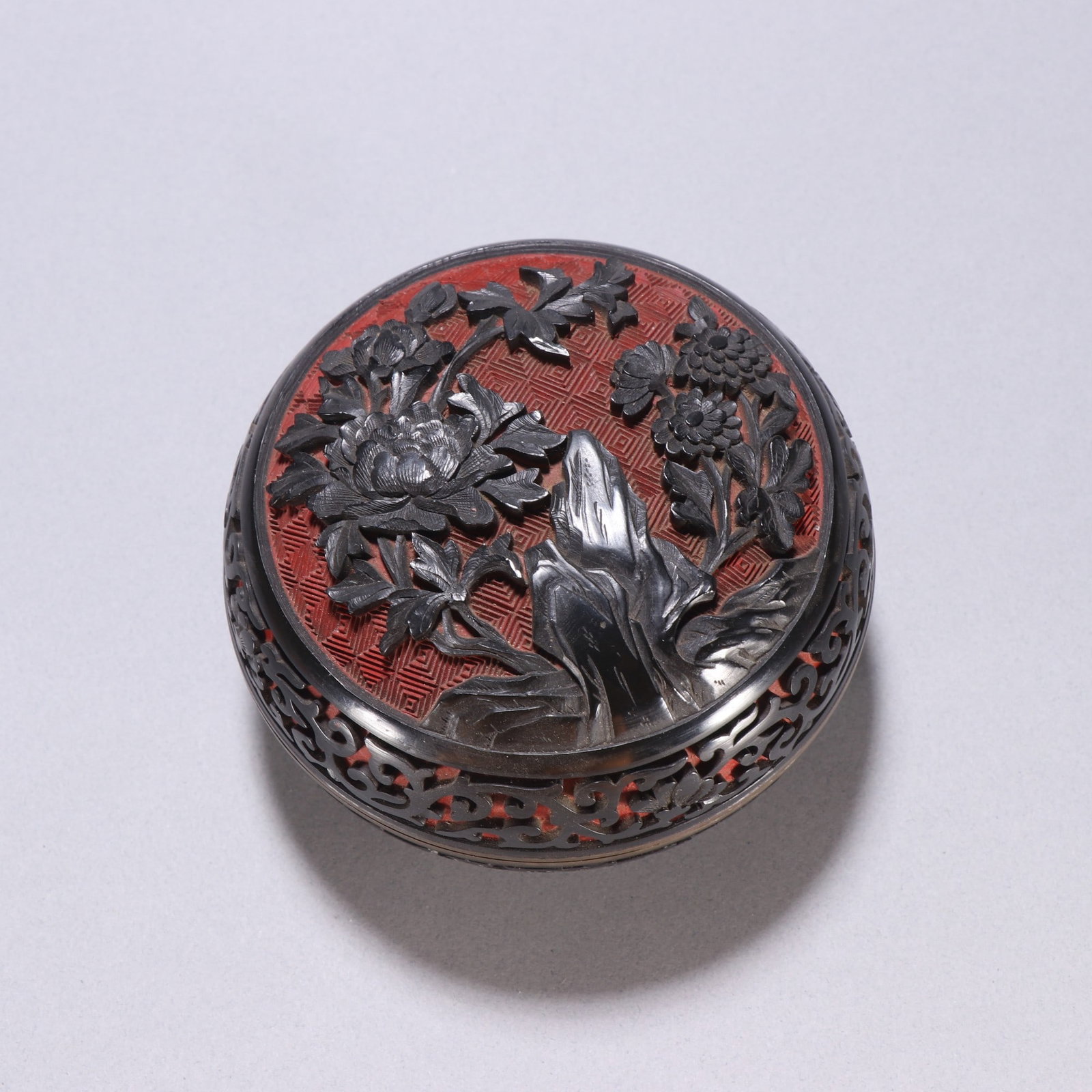A copper lacquerware pattern lid box from the Qing Dynasty (1 of 9)