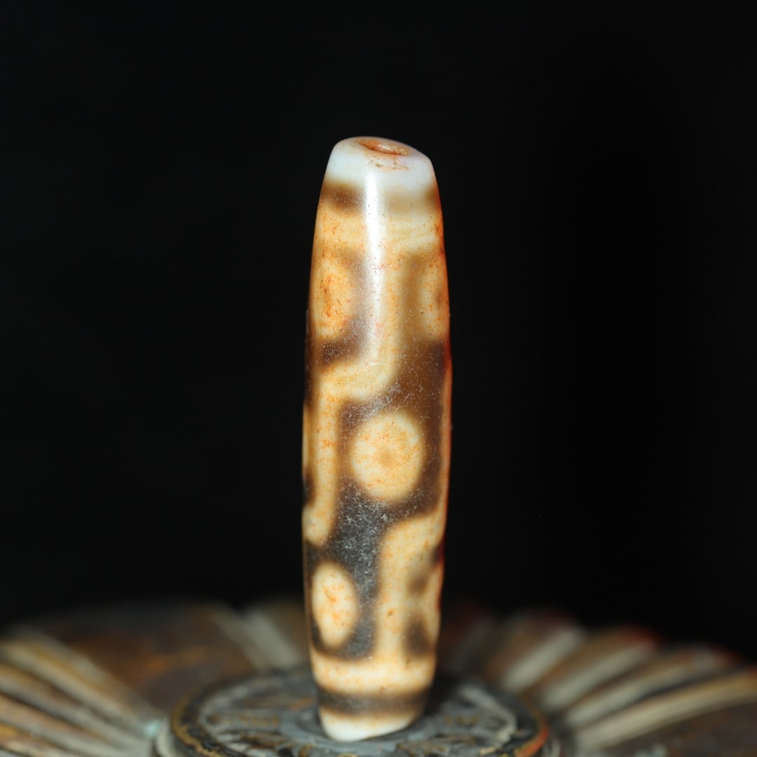 A beautiful nine-eyed dzi (1 of 9)