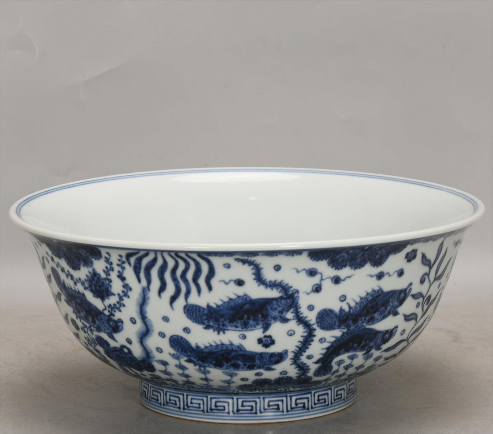 A blue and white bowl made in the Xuande era of the Ming Dynasty has more than a bowl every year: The blue and white system of the Ming Dynasty Xuande year has more than a bowl every year Size:H:11.6cm Calibre:27.5cm (The Dimensions Of All Batches Are Manually Measured.If You Need More Detailed In