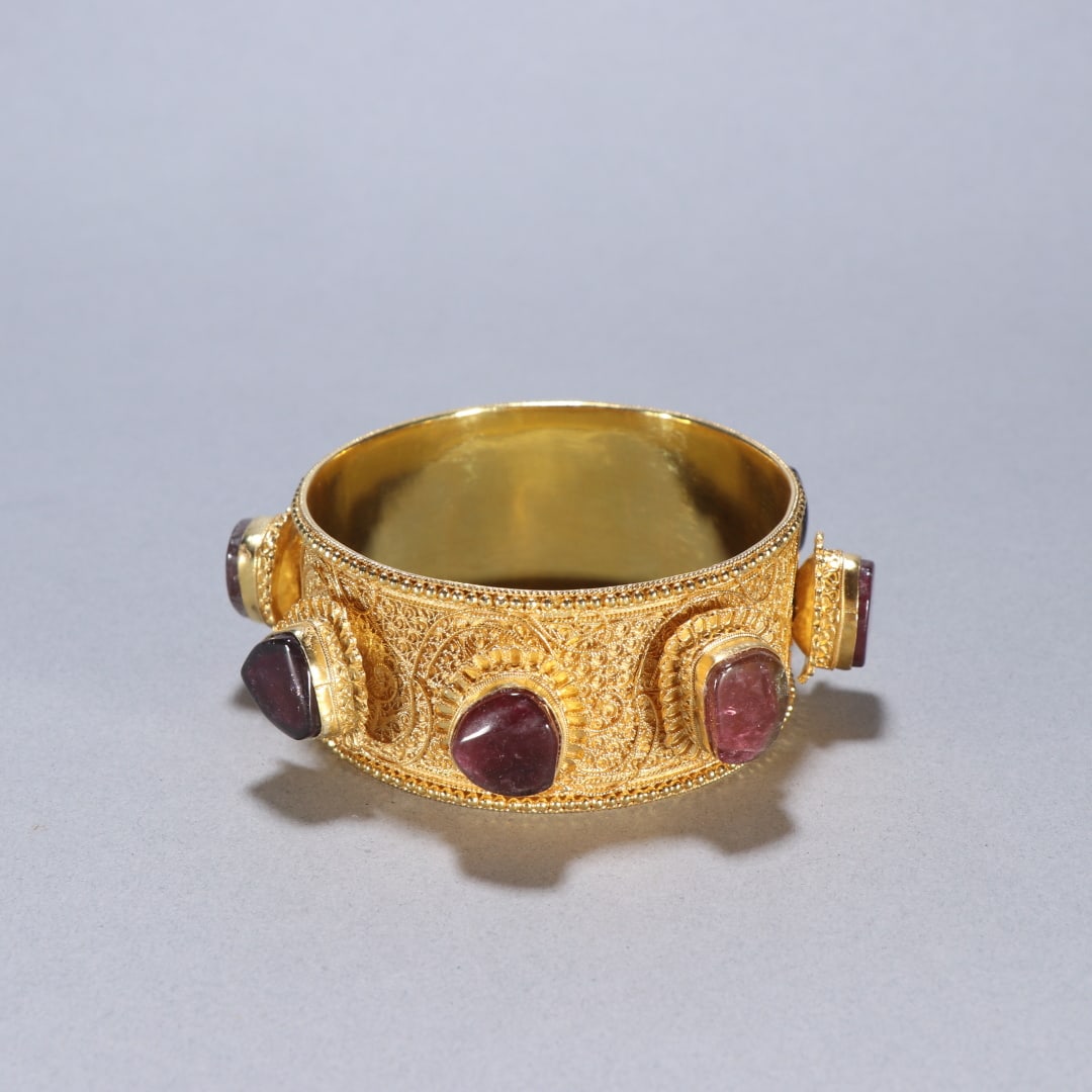 A silver-gilt tourmaline bracelet from the Qing Dynasty: Qing Dynasty silver-gilt tourmaline bracelet Size:lnside diameter:6.1cm W:3cm W:0.0963kg (The Dimensions Of All Batches Are Manually Measured.If You Need More Detailed Information, Please Contact Our 