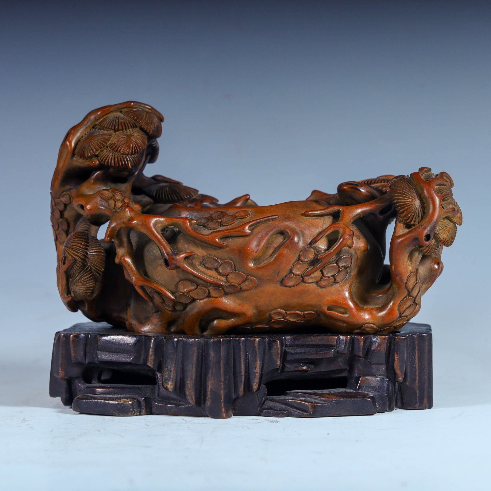 A Qing Dynasty boxwood woodcut dragon pine branch brush wash: Qing Dynasty boxwood woodcut dragon pine branch brush wash SIZE: H:10cm L: 16cm W:9cm W:332.7g (The Dimensions Of All Batches Are Manually Measured.If You Need More Detailed Information, Please Contac