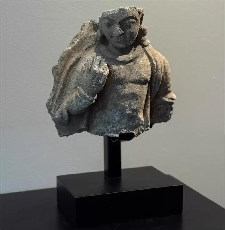 A fine bust of a Gandhara art figure (1 of 5)