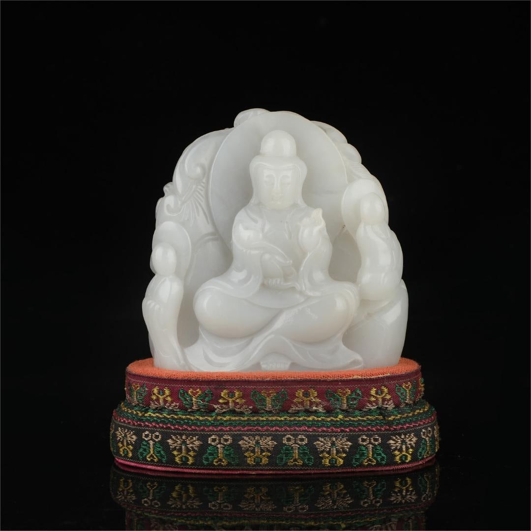 A piece of Hetian white jade Nanshan Guanyin from the Qing Dynasty: Qing Dynasty's Hetian white jade Nanshan Guanyin Size:H:9.5cm W:9.5cm W:0.404kg (The Dimensions Of All Batches Are Manually Measured.If You Need More Detailed Information, Please Contact Our Customer 