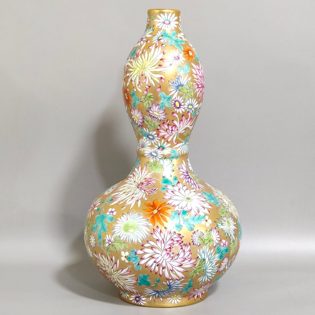 A Qing Dynasty goldenland chrysanthemum gourd bottle: Qing Dynasty Jindi chrysanthemum gourd bottle Size:H:21.5cm D:11cm (The Dimensions Of All Batches Are Manually Measured.If You Need More Detailed Information, Please Contact Our Customer Service Befor
