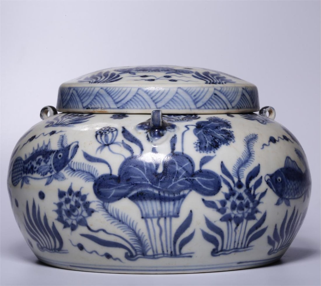 A Ming Dynasty mackerel algae pattern lid jar (1 of 12)