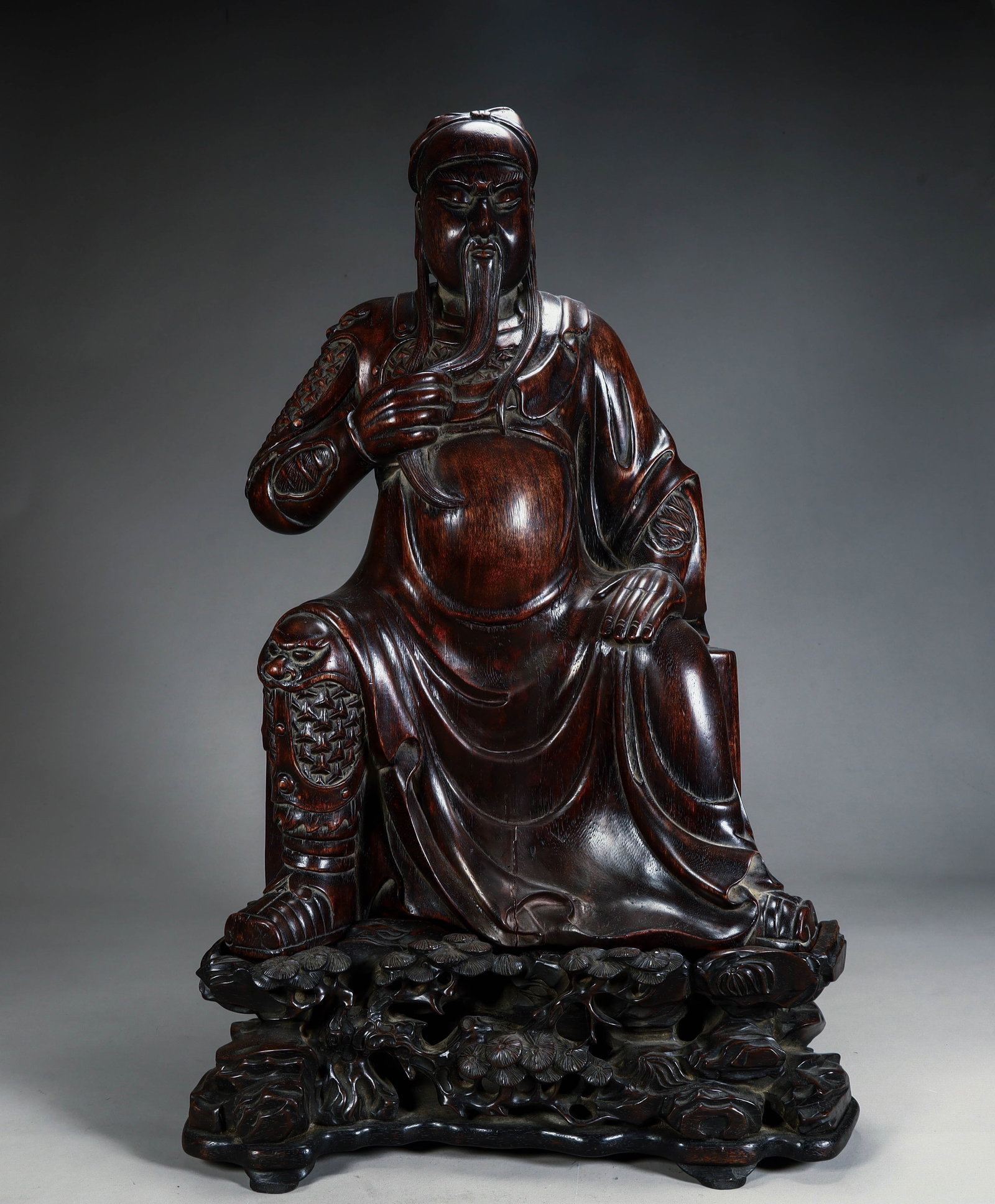 A seated statue of Guan Gong, the mother of agarwood in the Qing Dynasty: The seated statue of Guan Gong, the mother of agarwood in the Qing Dynasty Size: H:50cm L: 29cm W:19cm W:4.4kg (The Dimensions Of All Batches Are Manually Measured.If You Need More Detailed