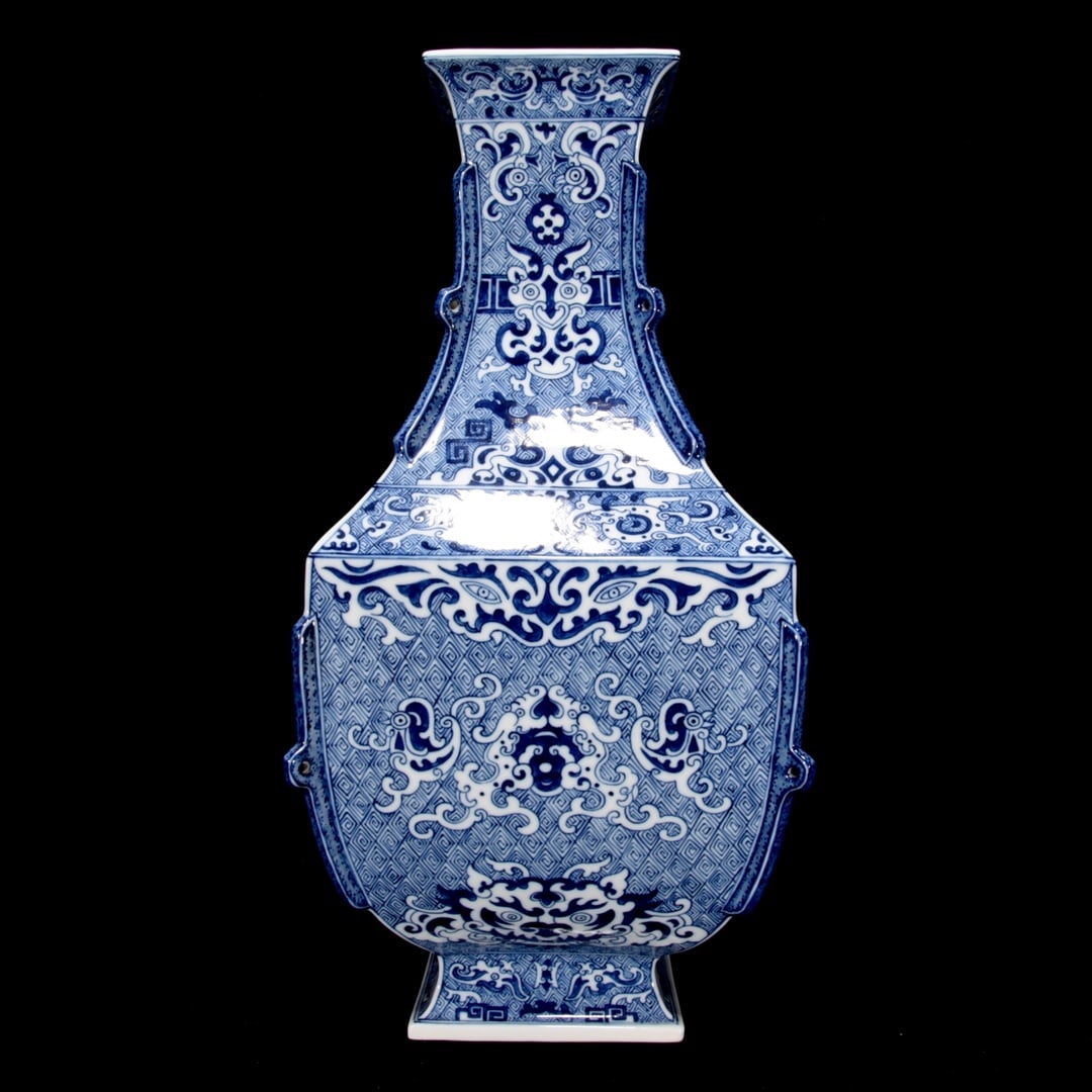 A blue and white grass dragon pattern box vessel made in the Qianlong period of the Qing Dynasty: Qianlong year of the Qing Dynasty blue and white grass dragon pattern box vase Size:48x23x23cm (The Dimensions Of All Batches Are Manually Measured.If You Need More Detailed Information, Please Contac