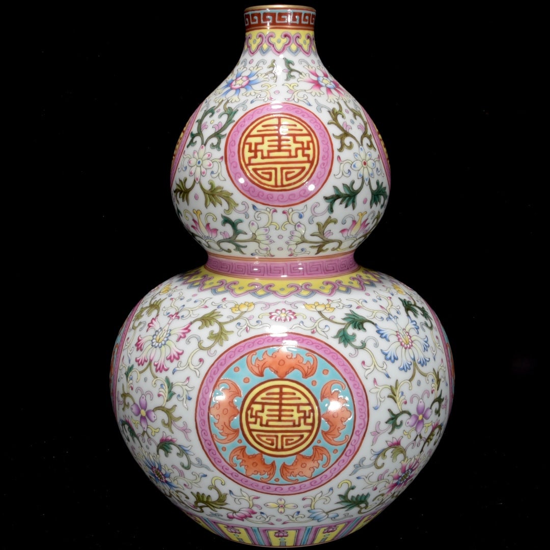A gourd bottle made in the Qianlong period of the Qing Dynasty: Qing Dynasty Qianlong year made of intertwined branches with Fushou pattern gourd bottle Size:30x20cm (The Dimensions Of All Batches Are Manually Measured.If You Need More Detailed Information,