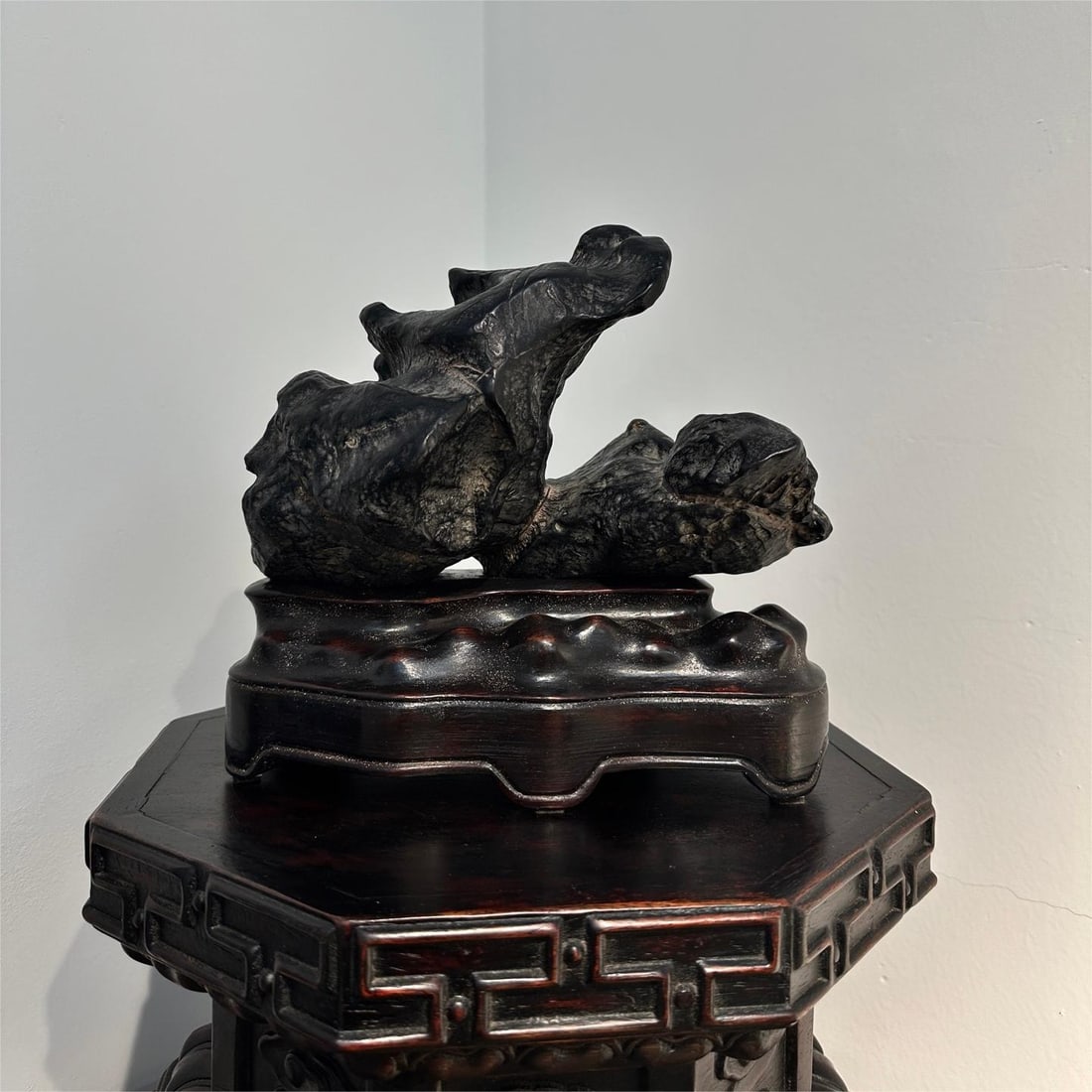 A fine Lingbi stone: Exquisite Lingbi stone Size:L:24cm H:23cm T:16cm (The Dimensions Of All Batches Are Manually Measured.If You Need More Detailed Information, Please Contact Our Customer Service Before Bidding.)