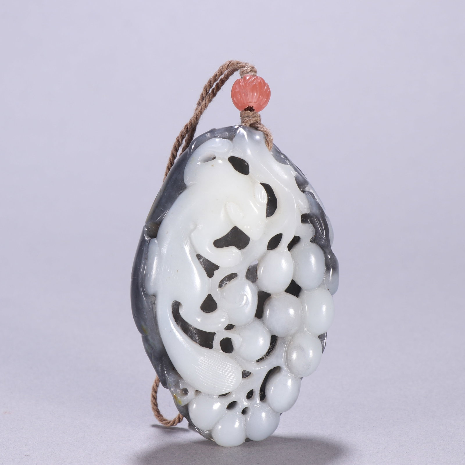 A blue and white seed squirrel grape pendant from the Qing Dynasty: Qing Dynasty blue and white seed material squirrel grape pendant Size:H:8.1cm W:5.2cm W:0.1kg (The Dimensions Of All Batches Are Manually Measured.If You Need More Detailed Information, Please