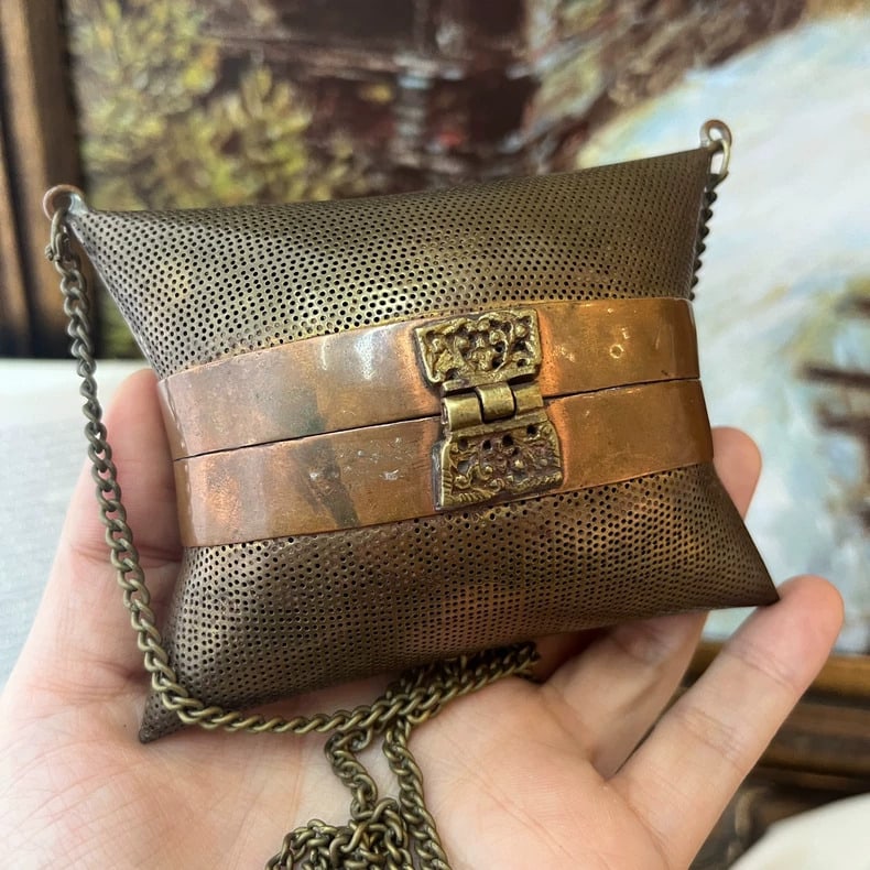 A beautiful pure copper-clad dinner silver wallet: Exquisite pure copper wrapped dinner silver wallet Size:8.5x11.5cm (The Dimensions Of All Batches Are Manually Measured.If You Need More Detailed Information, Please Contact Our Customer Service