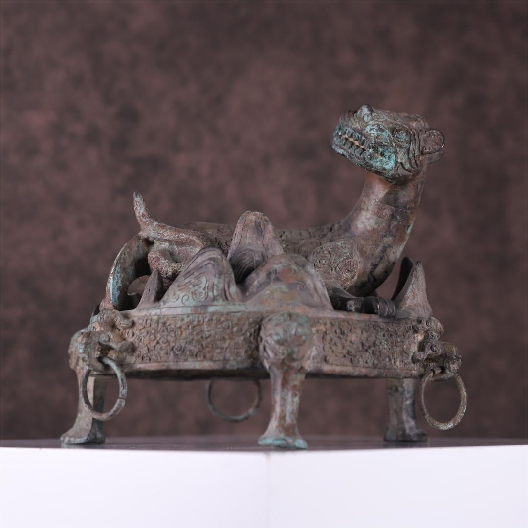 A bronze beast seat from the Warring States period: The bronze beast of the Warring States period is seated Size:H:23x27cm W:3.92kg (The Dimensions Of All Batches Are Manually Measured.If You Need More Detailed Information, Please Contact Our Customer