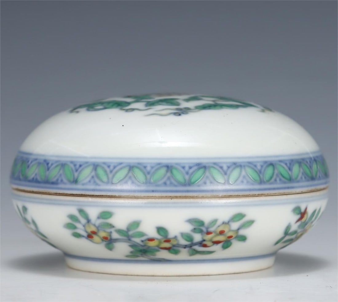 A Doucai floral pattern powder box made in the Chenghua year of the Ming Dynasty: Ming Dynasty Chenghua year system Doucai floral pattern powder box Size:H:4.5cm Belly diameter:8.5cm (The Dimensions Of All Batches Are Manually Measured.If You Need More Detailed Information, Please 