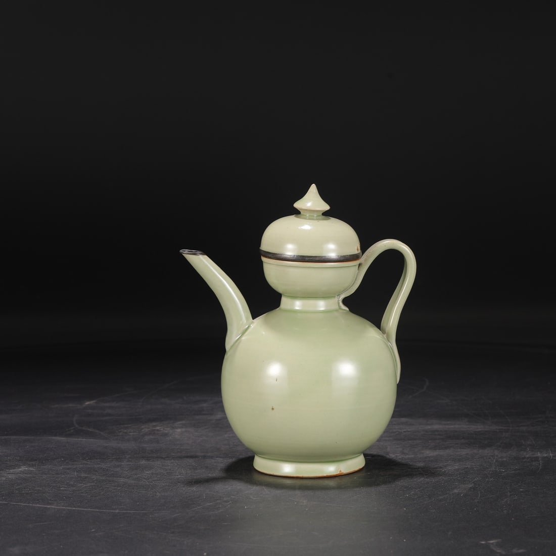 A secret color celadon inlaid with silver buckle large pot of the Tang Dynasty Yue kiln (1 of 8)