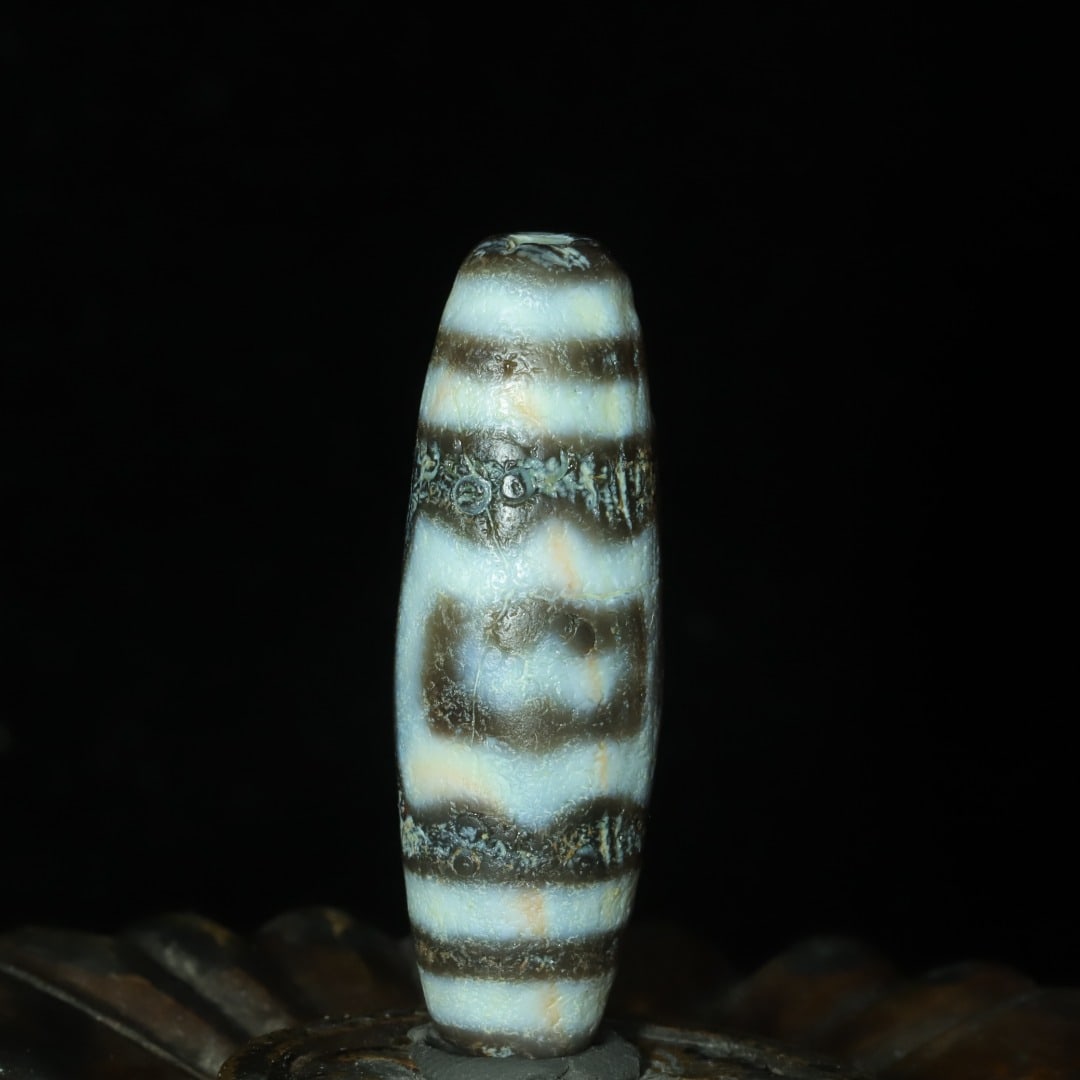 A beautiful Dapeng bird Dzi (1 of 9)