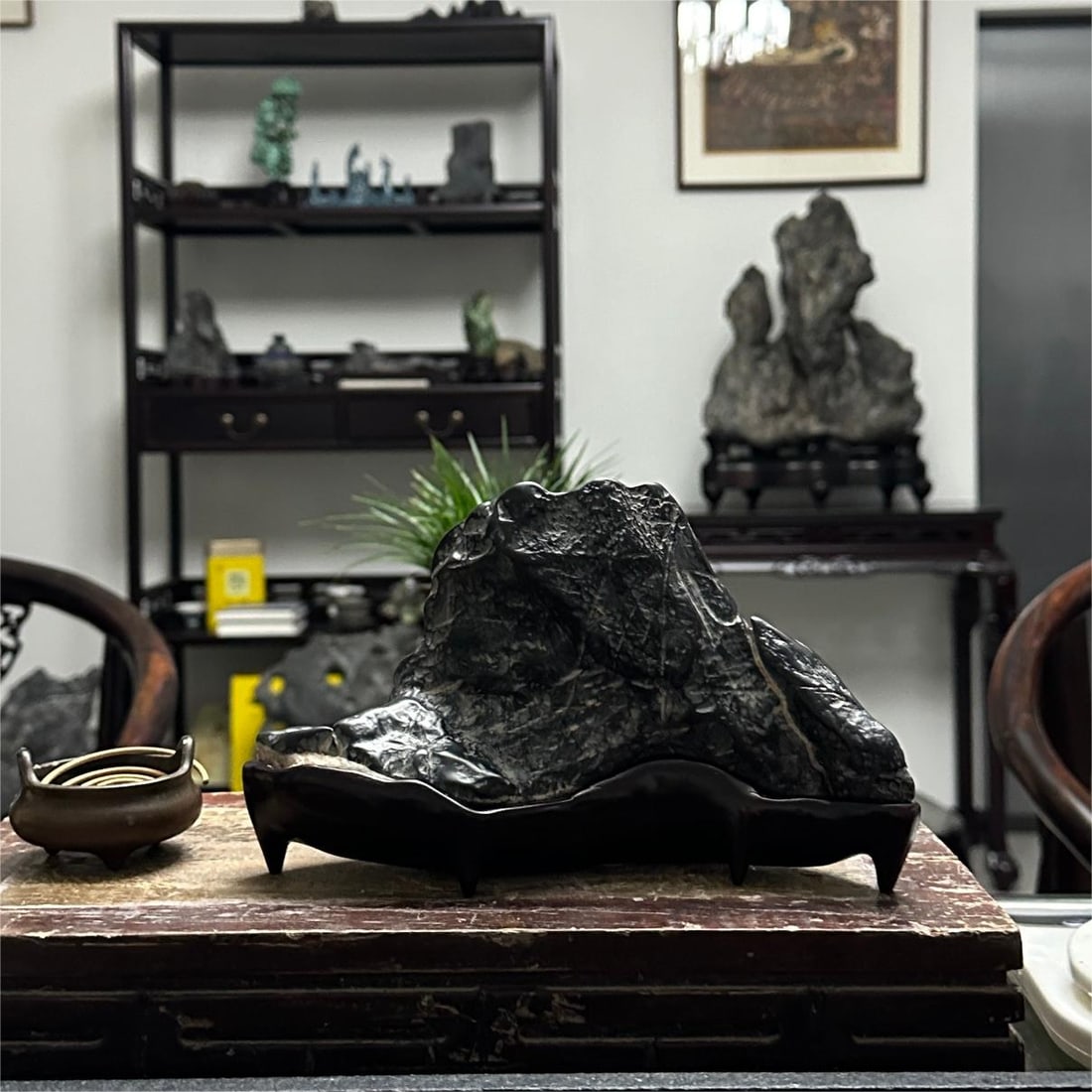 A beautiful study Lingbi Shishanzi: Exquisite study Lingbi Shishanzi Size:L:22cm H:13cm T:9cm (The Dimensions Of All Batches Are Manually Measured.If You Need More Detailed Information, Please Contact Our Customer Service Before Bidding