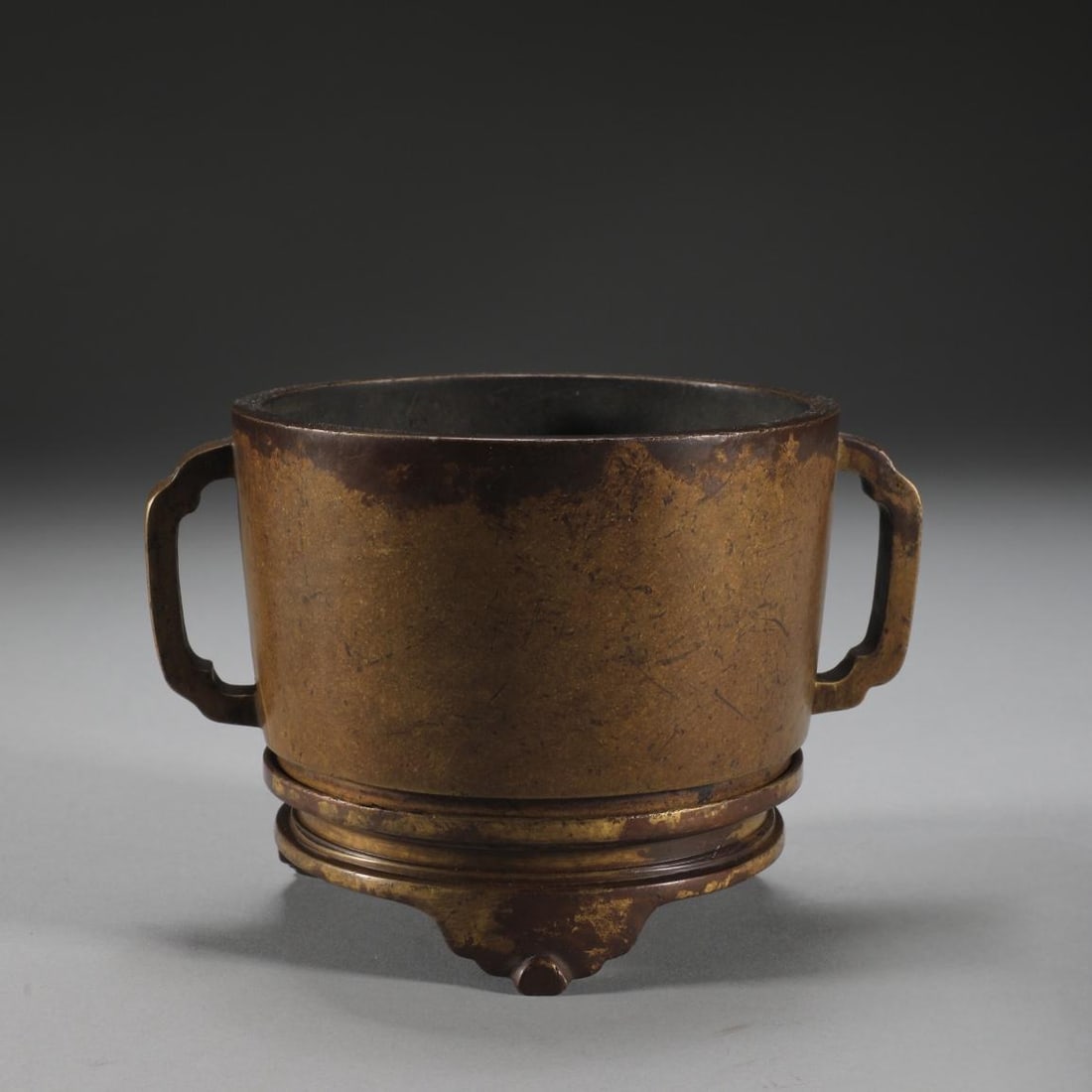 A precision-cast copper tire ruyi ear tube furnace of the Qing Dynasty (1 of 9)