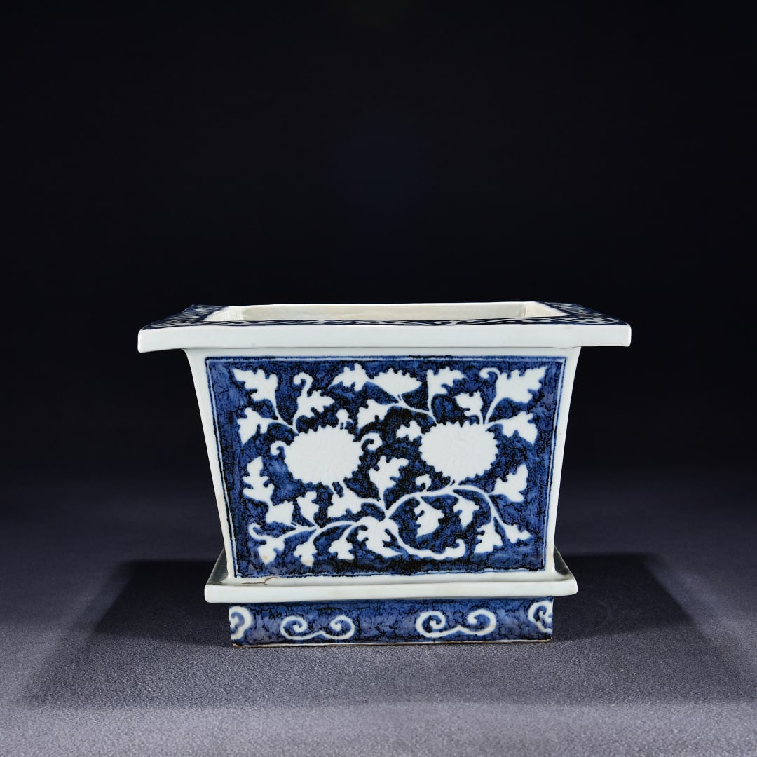 A square flower pot with a blue background and white flower pattern made in the Xuande era of the (1 of 10)