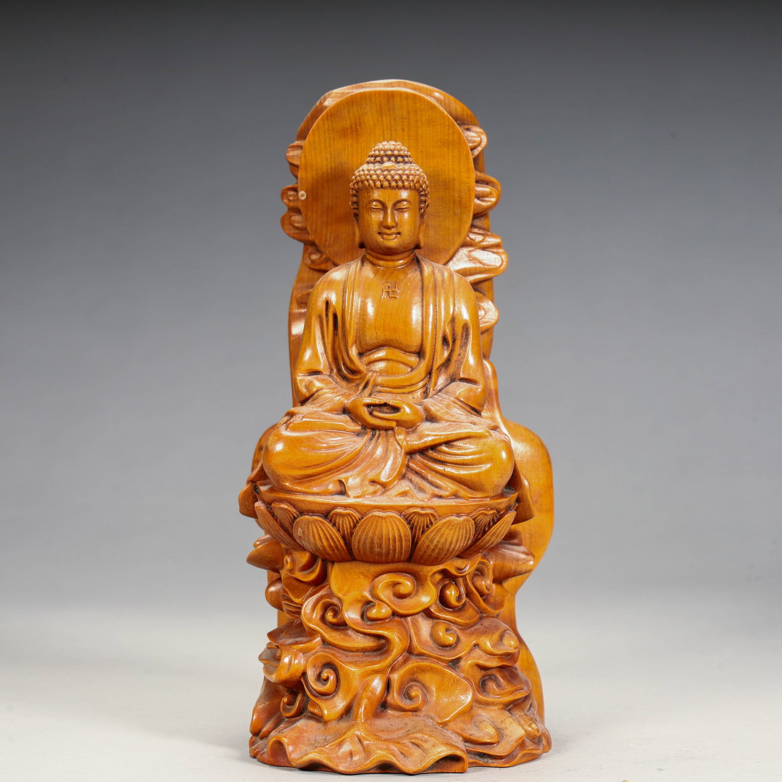 A seated statue of Shakyamuni Buddha in boxwood from the Qing Dynasty: Seated statue of Shakyamuni Buddha in boxwood in the Qing Dynasty Size: L: 15cm W:6.5cm H:6.5cm W:267g (The Dimensions Of All Batches Are Manually Measured.If You Need More Detailed Information, Pleas