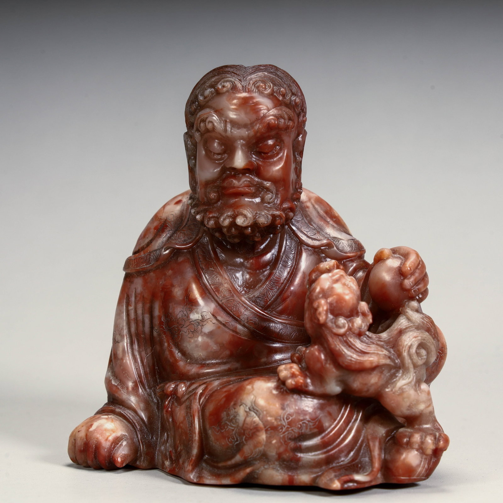 A beautiful Shoushan stone carving of the lion and Arhat: Exquisite Shoushan stone carving of the lion Arhat Size: H:9.5cm L: 9cm W:5.5cm W:413g (The Dimensions Of All Batches Are Manually Measured.If You Need More Detailed Information, Please Contact Our Cu