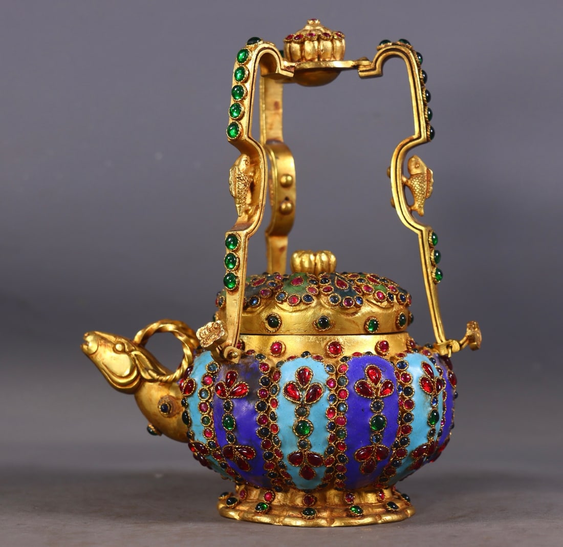 A fine sandalwood box filled with copper-gilt sheep's head pot seals, horn cups, walnuts: Exquisite sandalwood box with copper-gilt goathead pot seal horn cup walnut Size:Kettle H:18cm L:14cm W:10.5cm Glass H:11.5cm D:10.5cm Seal H:13.5cm D:4.5cm W:2.74kg (The Dimensions Of All Batches Are