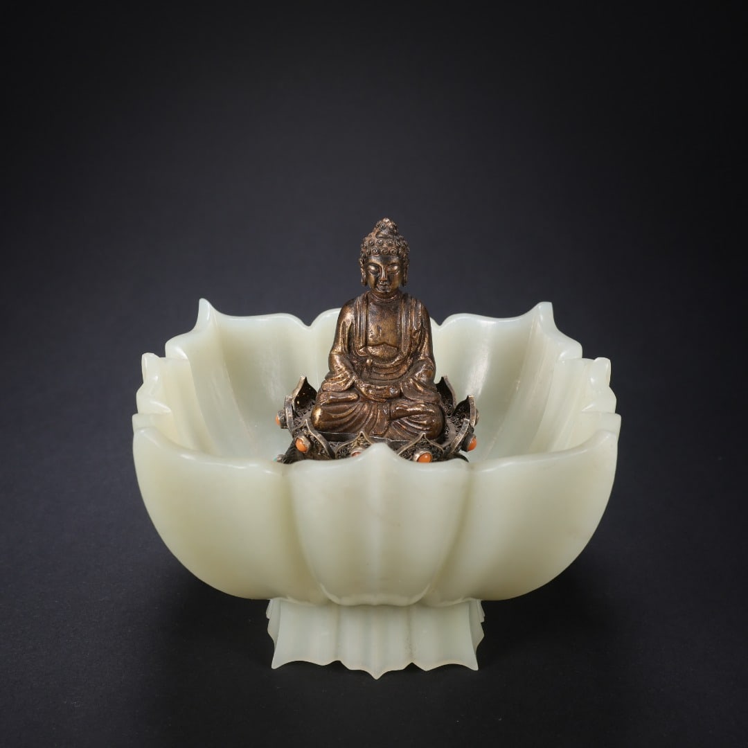 A Qing Dynasty Hetian jade lace washed inner silver gilt inlaid treasure seated Guanyin: The Hetian jade lace wash in the Qing Dynasty is silver gilt inlaid with treasure seat Guanyin Size:L:10.5cm W:10.5cm H:9.5cm W:0.457kg (The Dimensions Of All Batches Are Manually Measured.If You