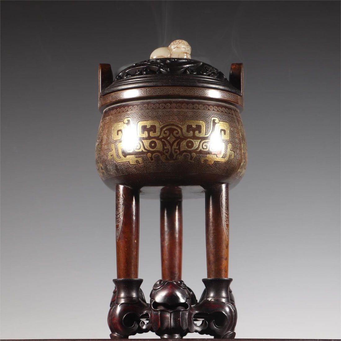 A fine copper inlaid gold inlaid silver wire Hetian jade stove button three-legged incense burner: Exquisite copper inlaid with gold inlaid silver wire and Tian jade stove button three-legged incense burner Size:14x14x30cm W:3.75kg (The Dimensions Of All Batches Are Manually Measured.If You Need
