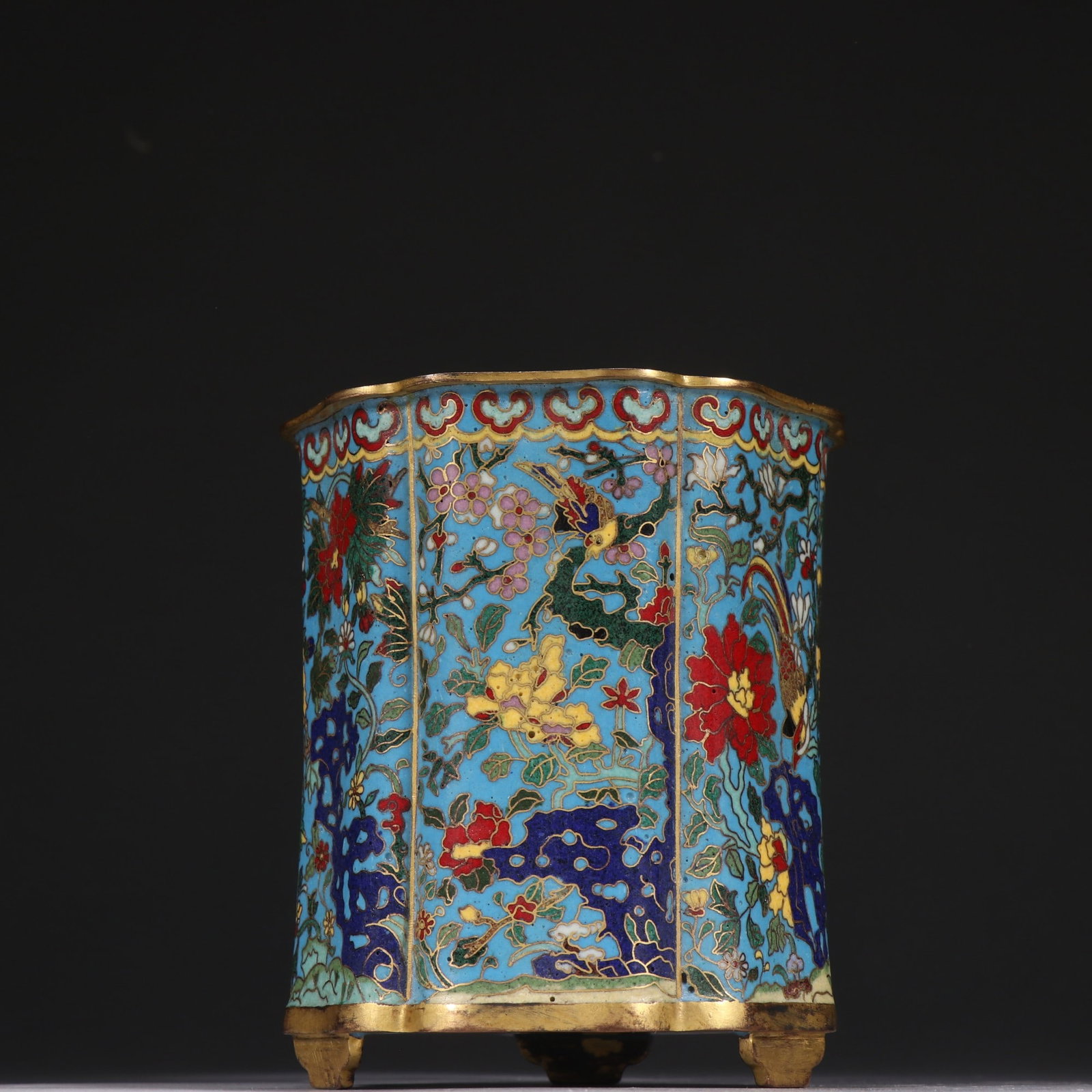 A copper-gilt cloisonne flower and bird pattern pen holder of the Ming Dynasty: Ming Dynasty copper gilt cloisonne flower and bird pattern pen holder Size:H:12.2cm W:10.5cm W:0.6278kg (The Dimensions Of All Batches Are Manually Measured.If You Need More Detailed Information,