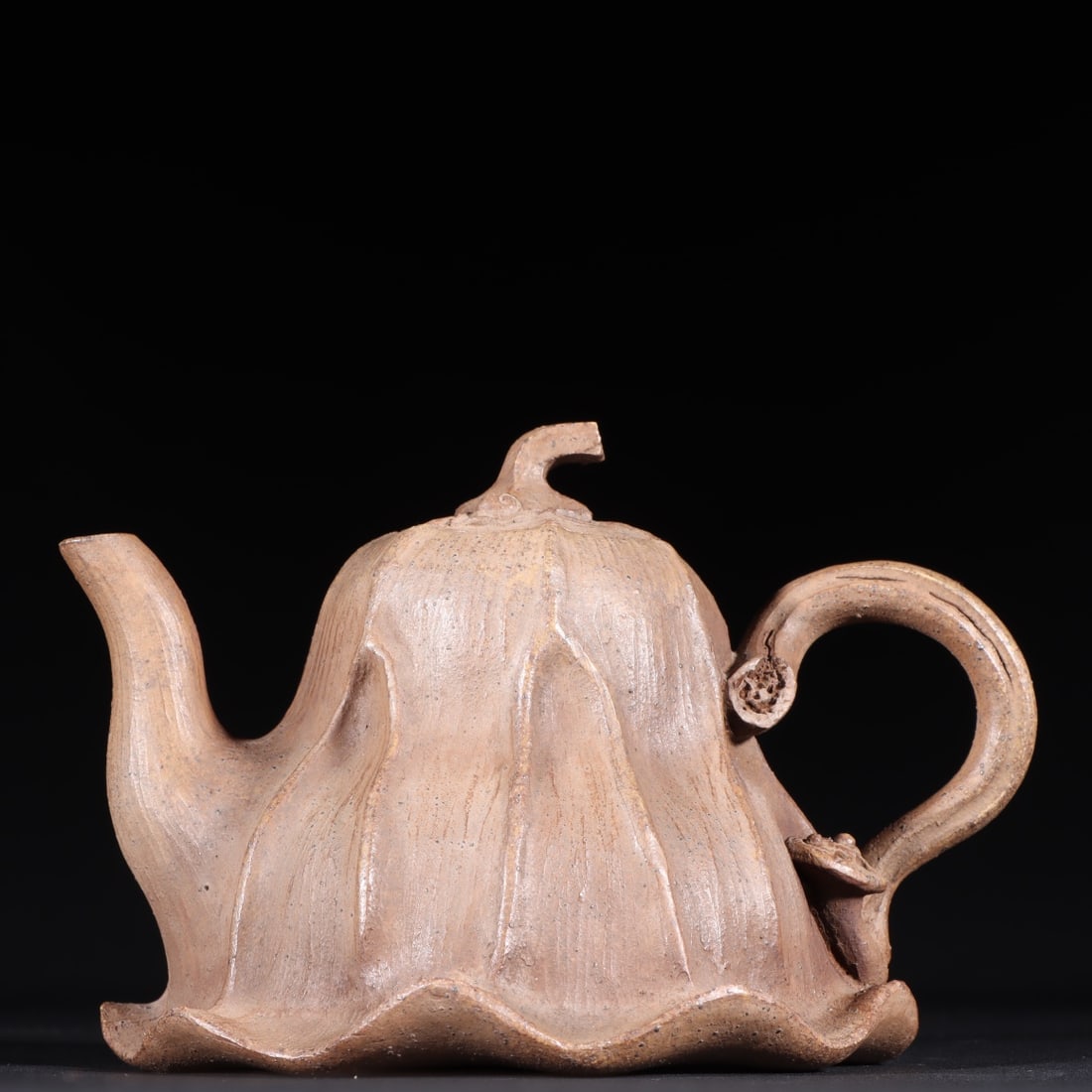 A Qing Dynasty bionic lotus leaf-shaped purple clay pot: Qing Dynasty bionic lotus leaf-shaped purple clay pot Size:H:9.3x14cm (The Dimensions Of All Batches Are Manually Measured.If You Need More Detailed Information, Please Contact Our Customer Service