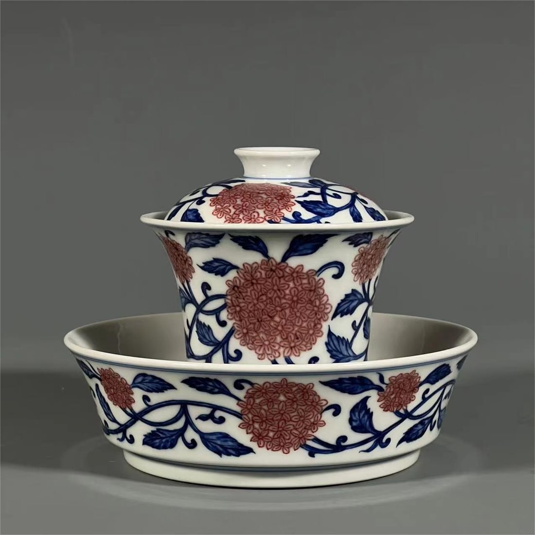 A blue and white glazed red entwined lotus cover bowl made in the Qianlong period of the Qing: Qing Dynasty Qianlong year blue and white glazed red entwined lotus cover bowl Size:H:10.5cm Calibre:8.7cm Bottom:4.7cm (The Dimensions Of All Batches Are Manually Measured.If You Need More Detailed