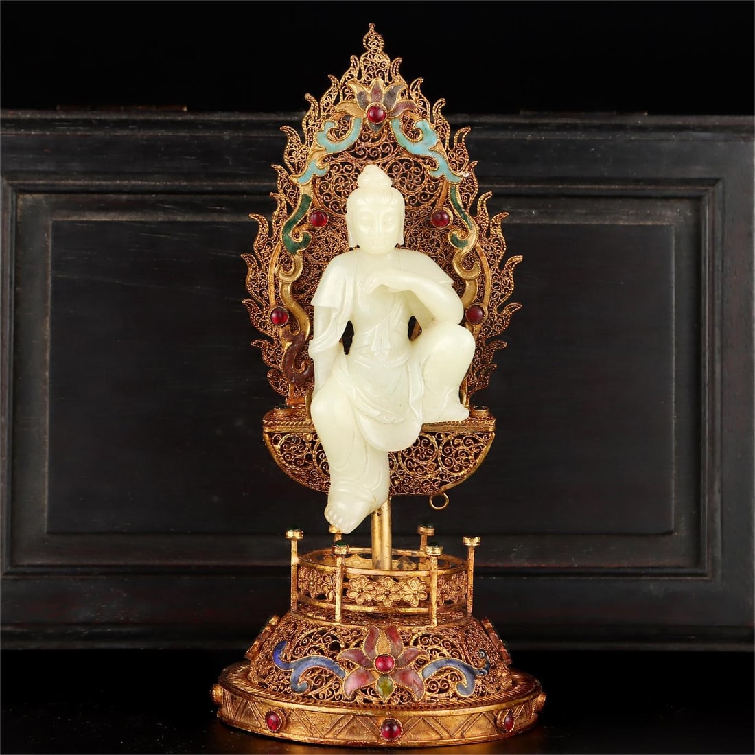 A filigree gilt inlaid jade Buddha statue ornament of the Qing Dynasty: Filigree gilt inlaid jade Buddha statue ornaments of the Qing Dynasty Size:H:21cm W:9.5cm W:0.388kg (The Dimensions Of All Batches Are Manually Measured.If You Need More Detailed Information, Please C