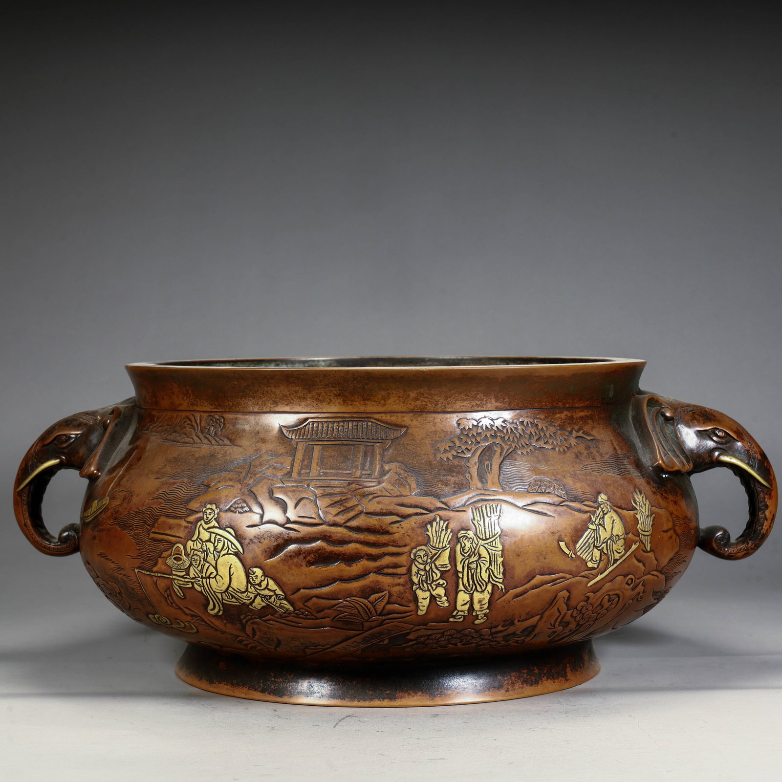 A bronze gilt character story of the Qing Dynasty elephant ear furnace: The copper gilt character story of the Qing Dynasty is like an ear furnace Size: H:17cm L: 42cm W:33cm W:18.4kg (The Dimensions Of All Batches Are Manually Measured.If You Need More Detailed