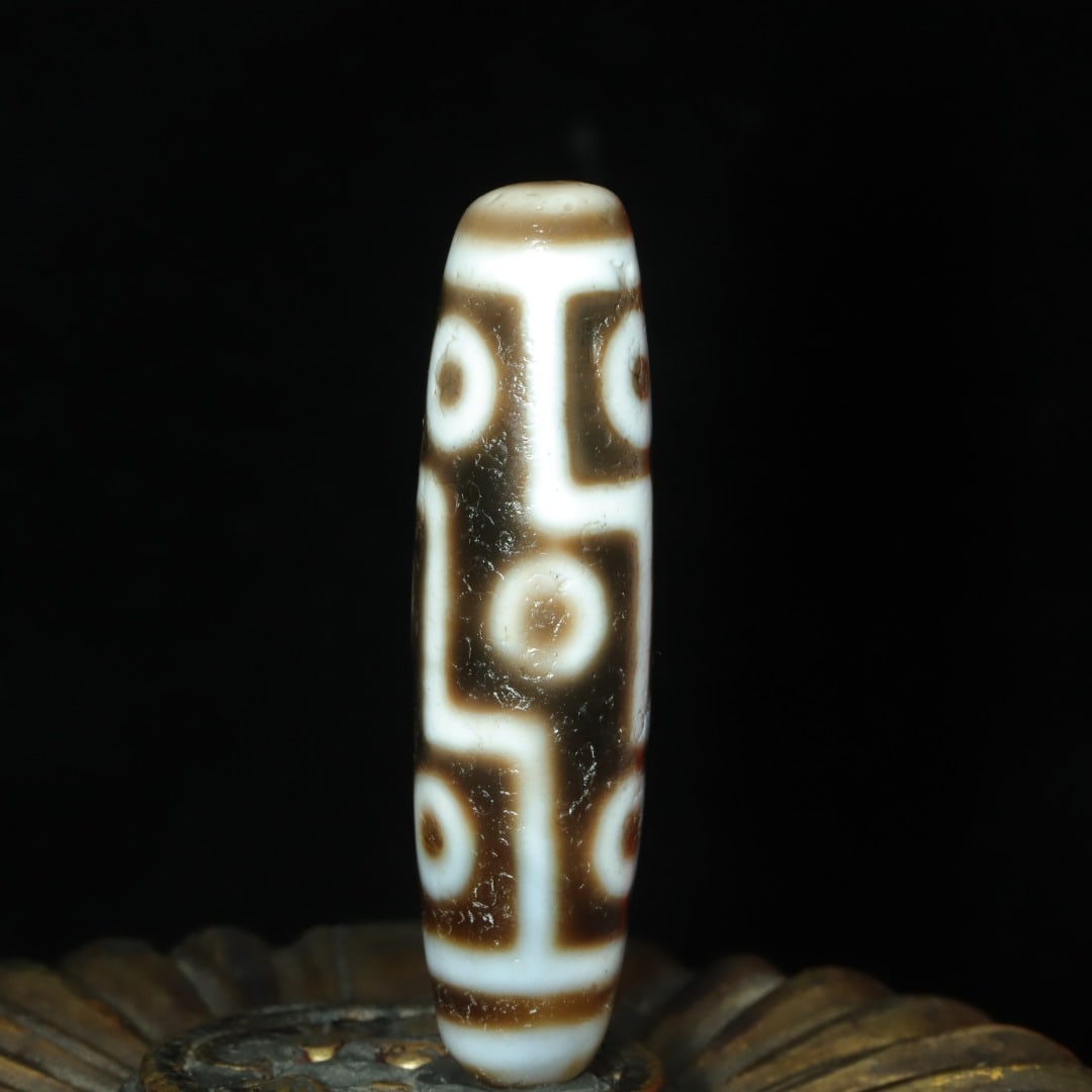 A beautiful nine-eyed dzi: Exquisite nine-eyed Dzi Size:55x14mm W:0.017kg (The Dimensions Of All Batches Are Manually Measured.If You Need More Detailed Information, Please Contact Our Customer Service Before Bidding.)