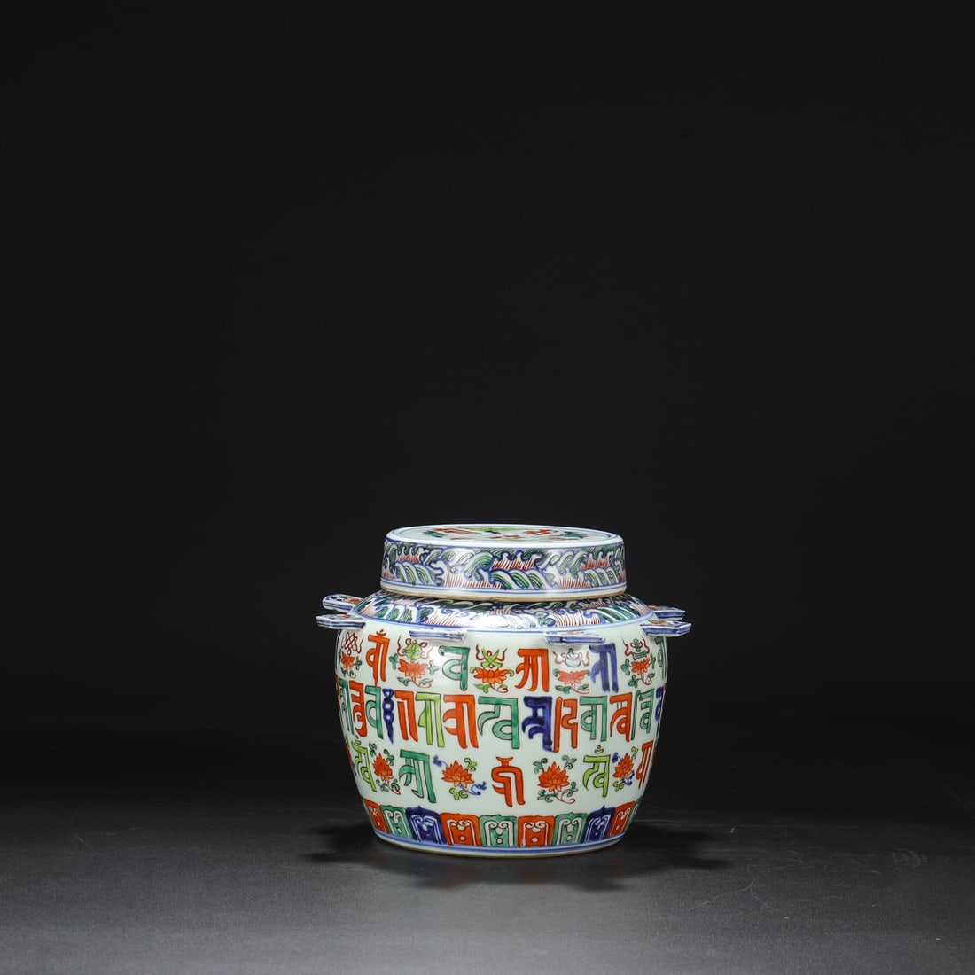 A large Dharma wheel made in Sanskrit with colorful flowers made in the Xuande era of the Ming: The colorful flowers of the Ming Dynasty Xuande year are made in Sanskrit Size:H:22cm Calibre:14cm D:27cm (The Dimensions Of All Batches Are Manually Measured.If You Need More Detailed Information, Pl