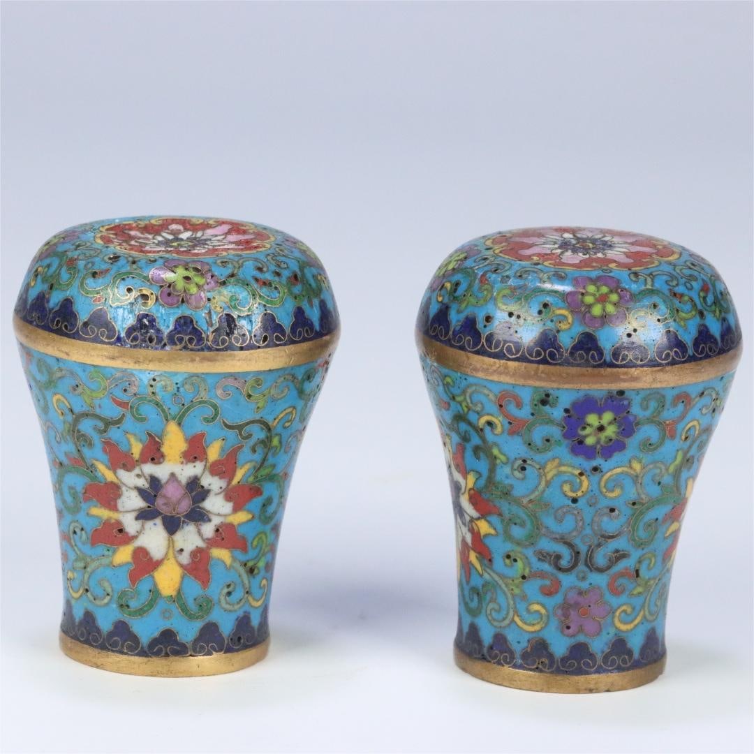 A cloisonne entwined floral pattern scroll from the Qing Dynasty: The cloisonne entwined flower pattern scroll of the Qing Dynasty Size:5.80x4.35x2.89cm W:0.17kg (The Dimensions Of All Batches Are Manually Measured.If You Need More Detailed Information, Please Conta
