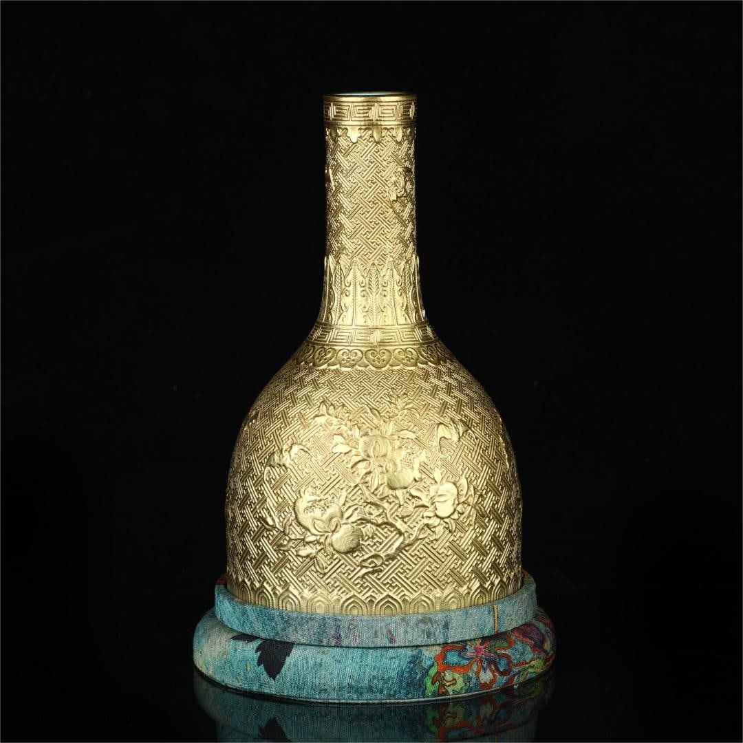 A relief of the Qing Dynasty Jinshou peach bottle: The relief of the Qing Dynasty is a golden longevity peach bottle Size:H:17cm W:10cm (The Dimensions Of All Batches Are Manually Measured.If You Need More Detailed Information, Please Contact Our Cust