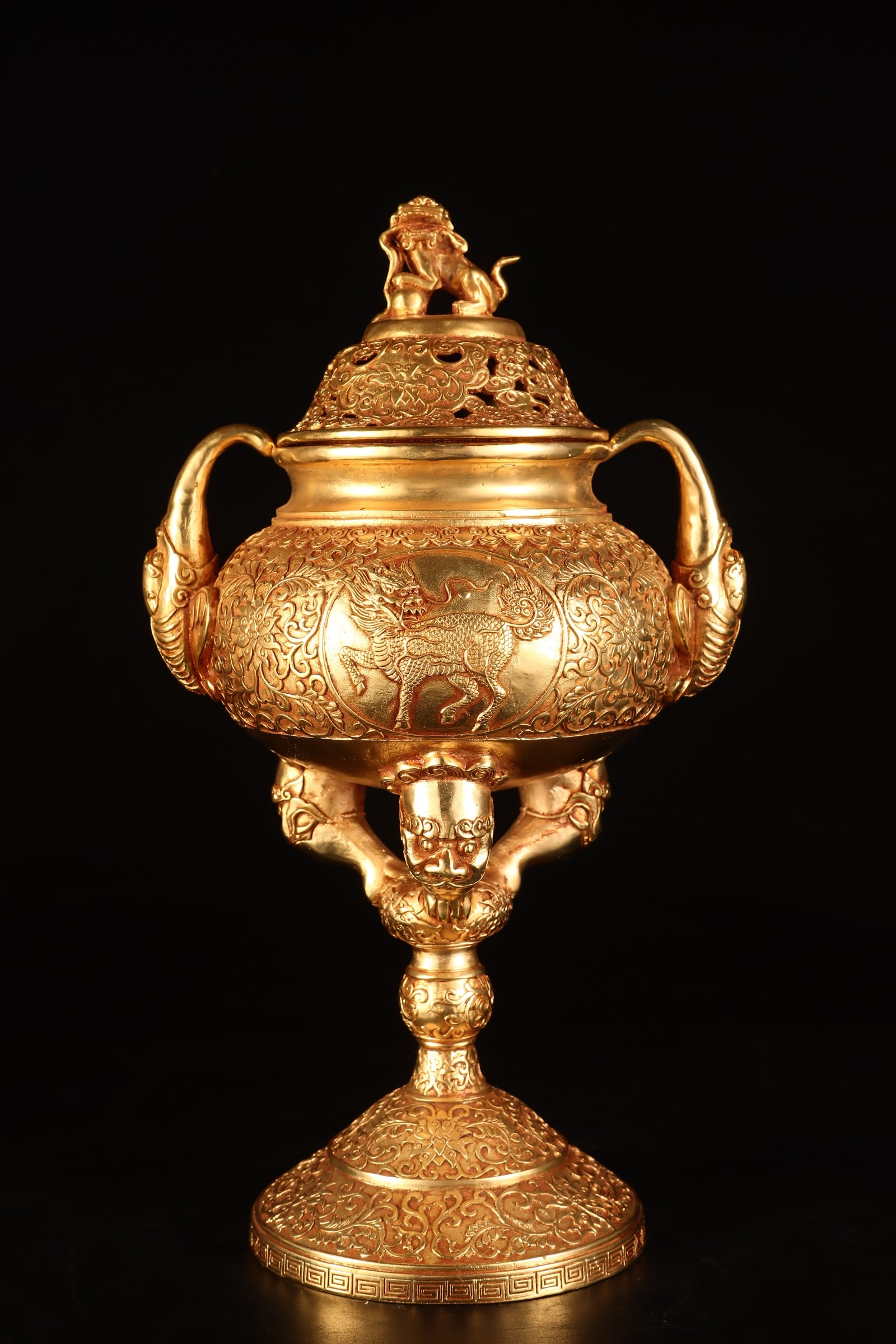 A copper-gilt amphora lion furnace from the Qing Dynasty: The copper-gilt amphora lion furnace of the Qing Dynasty Size:L:19cm W:15cm H:34cm W:1.918kg (The Dimensions Of All Batches Are Manually Measured.If You Need More Detailed Information, Please Contact 