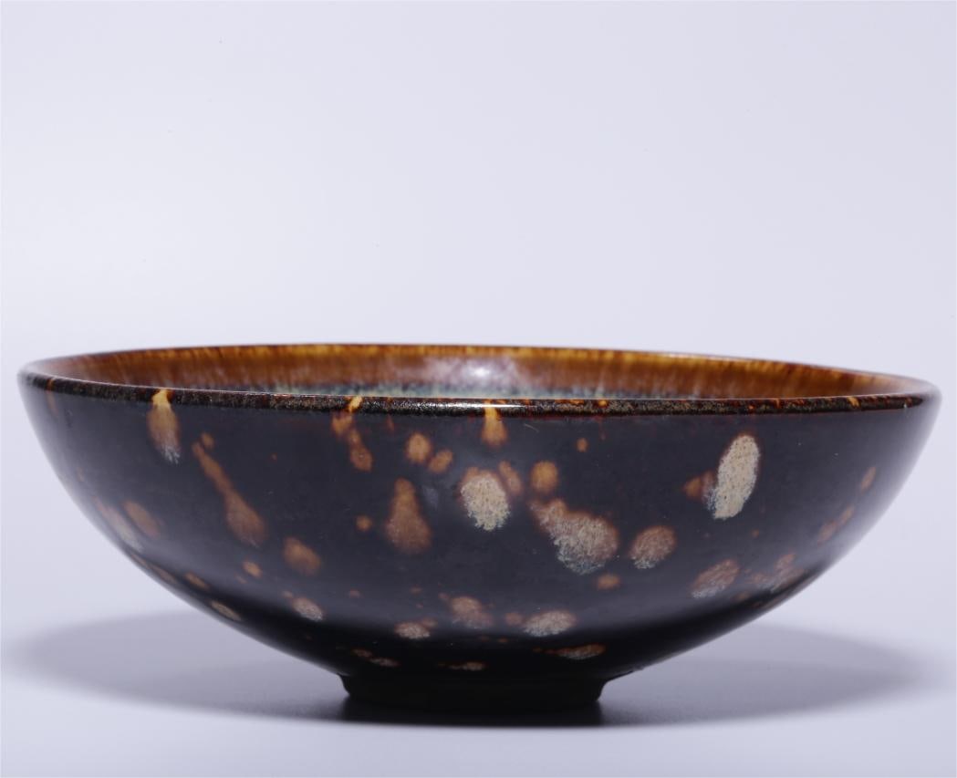 A tortoiseshell bowl from the Jizhou kiln (1 of 9)