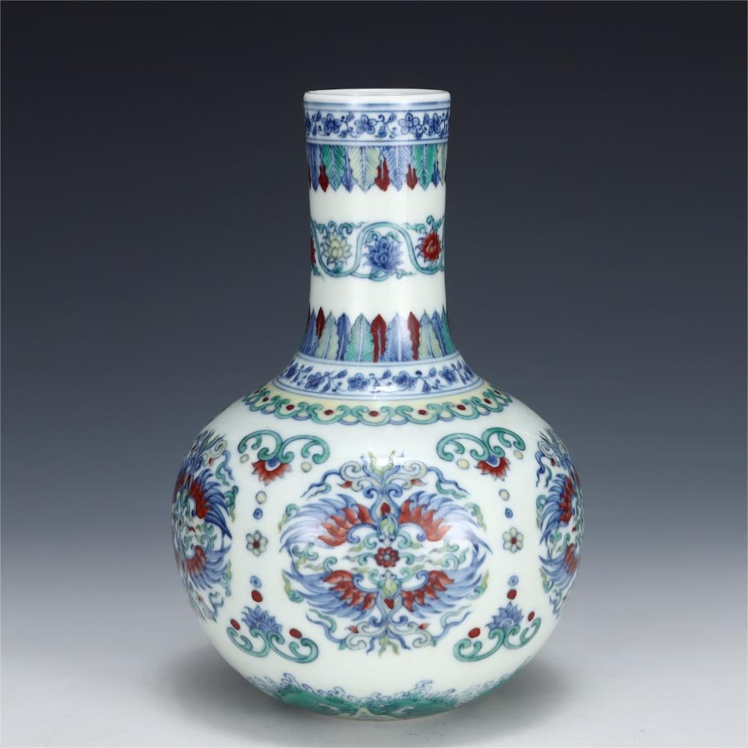 A blue and white Doucai group wind pattern celestial ball bottle made in the Chenghua year of the (1 of 9)