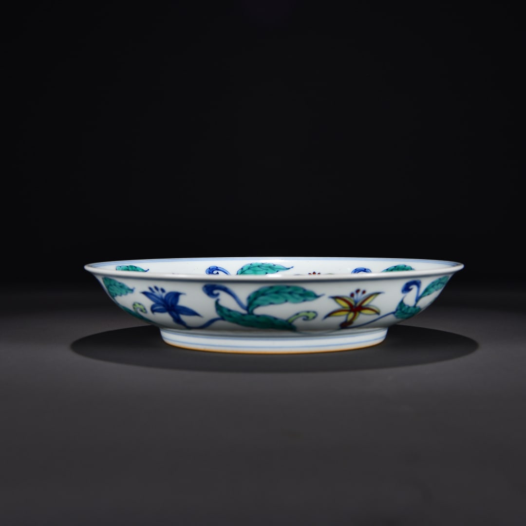 A Doucai okra pattern plate made in the Chenghua year of the Ming Dynasty: Doucai okra pattern plate of the Ming Dynasty Chenghua year Size:H:9x24cm (The Dimensions Of All Batches Are Manually Measured.If You Need More Detailed Information, Please Contact Our Customer Servic