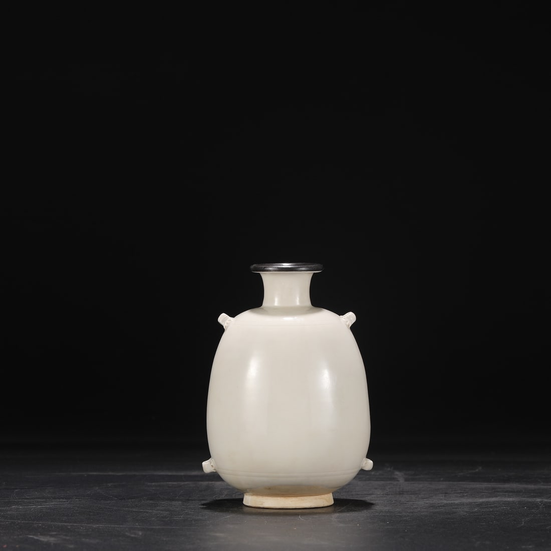 A white-glazed silver-mouthed wearable bottle from the Song Dynasty Ding kiln (1 of 8)