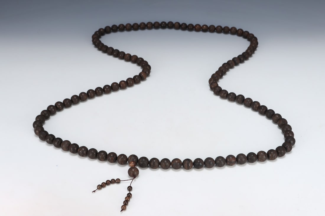 A piece of exquisite agarwood one hundred and eight morning beads: Exquisite agarwood one hundred and eight morning beads Size:W:1.8cm H:1.8cm (The Dimensions Of All Batches Are Manually Measured.If You Need More Detailed Information, Please Contact Our Customer