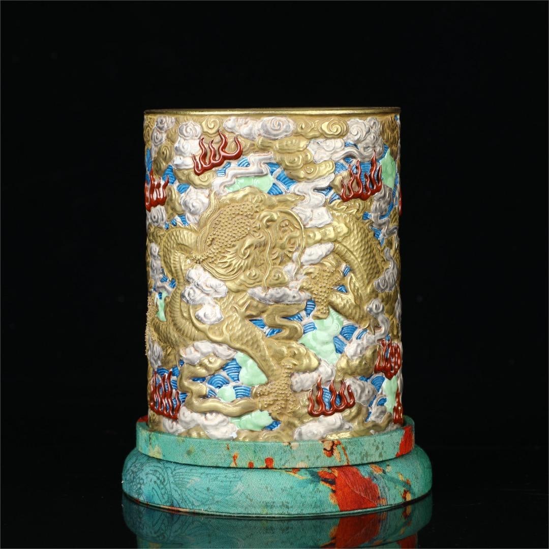 A gold-painted pen holder of the Qing Dynasty: The gold-painted pen holder of the Qing Dynasty Size:H:13cm W:10cm (The Dimensions Of All Batches Are Manually Measured.If You Need More Detailed Information, Please Contact Our Customer Service Befor